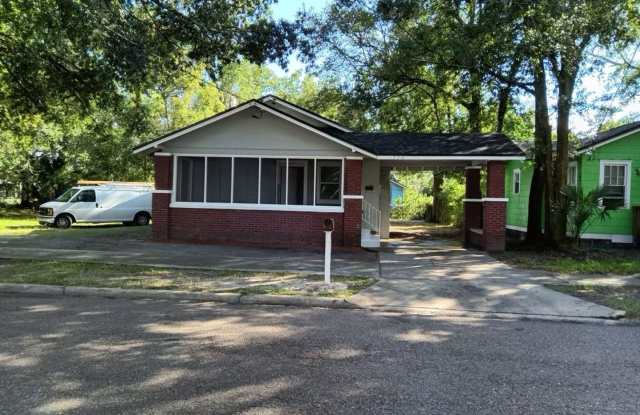 Completely renovated 4/2 Single Family home ! Available now! photos photos