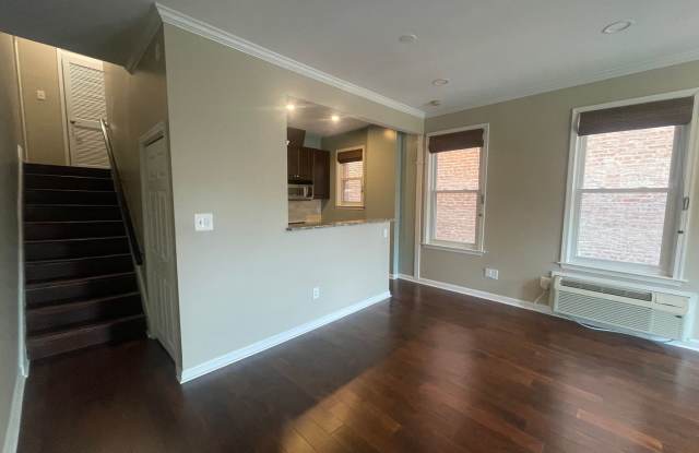 Dupont Circle 2-level Condo at The Cygnet. 1 Bed/1 Full Bath, Fireplace and Modern Kitchen Gallery 3