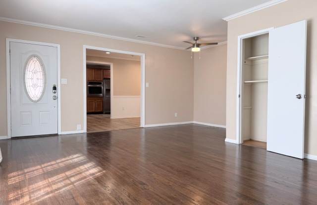 Charming 3BR / 2BA house in Altadena, located on a spacious corner lot in West Altadena. Gallery 4