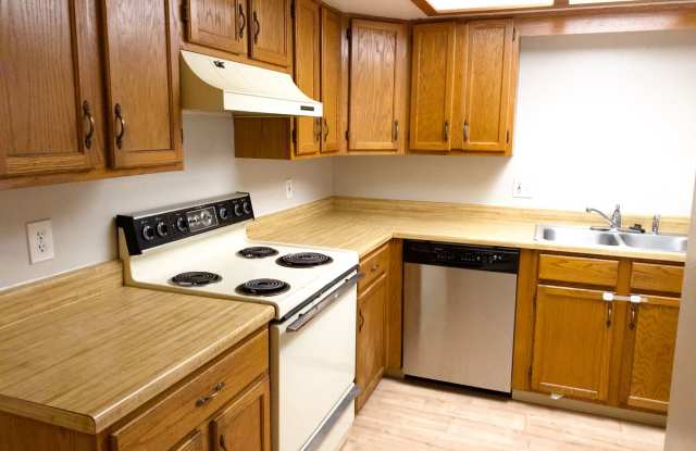 Evolve Real Estate: 2 Bedroom Condo in Aurora available for Immediate Move In! Gallery 3