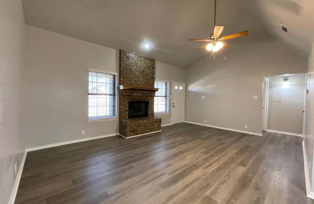 AVAILABLE NOW 2 BEDROOM 2 BATH TOWNHOME IN CLEBURNE Gallery 2