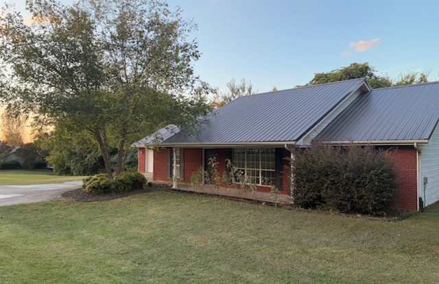 Maryville 37804 - Maryville City School District, 3 bedroom, 2 bath with a 2-car garage - Contact Karen Robertson (865) 454-7626 Gallery 3