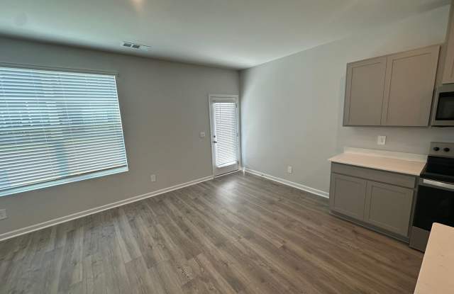 For lease - 3 Bed Townhome with Pool! Gallery 4
