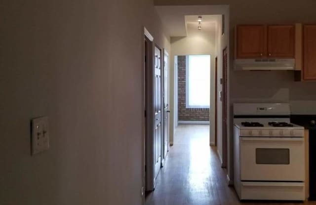 823 North Damen Avenue Gallery 4