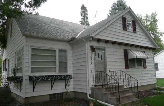 Charming 2 Bed/1 Bath House in New Prague - 101 4th Street Southeast, New Prague, MN 56071
