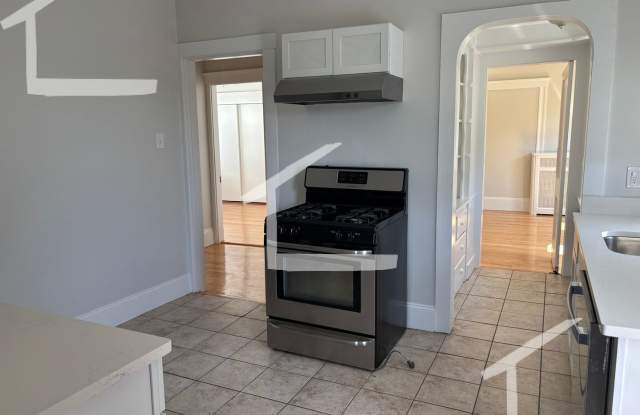 Large newly renovated pet friendly 4 bed near Oak Square. photos photos