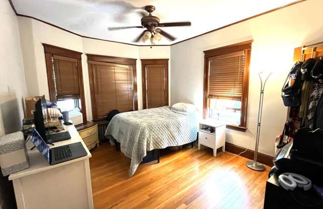 Massive 4bed 2bath with 2 parking Spots included. PET NEGOTIABLE! - 336 School Street, Watertown Town, MA 02472