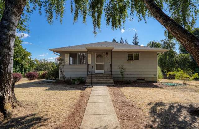 Wonderful 4 bedroom, 2 Bath on Oversized lot with Mt Hood Views. photos photos