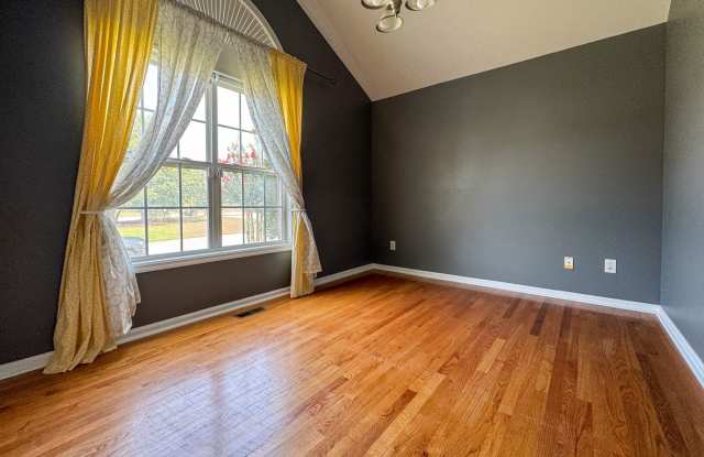 4 Bed 3 Bath Home Plus Bonus Room with Access to Community Pool Gallery 4
