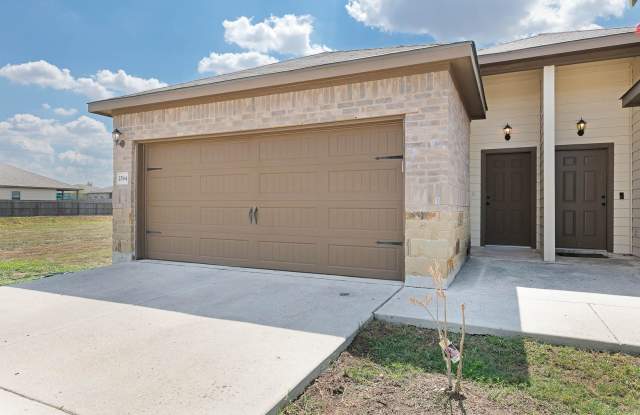 New Braunfels, TX~ 3 bedroom with Stained Concrete Floors ~ 2 Car Garage Gallery 4
