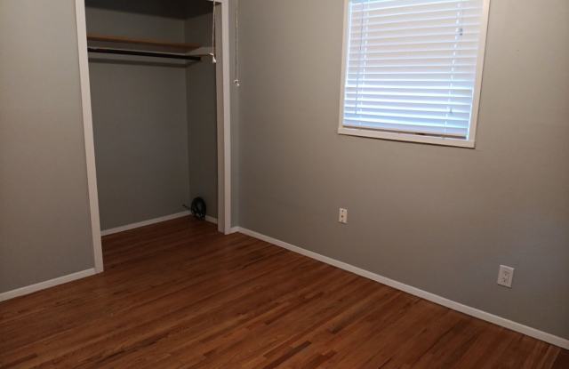 4 Bedroom, 2 Bathroom Home! Schedule a Showing! Gallery 4