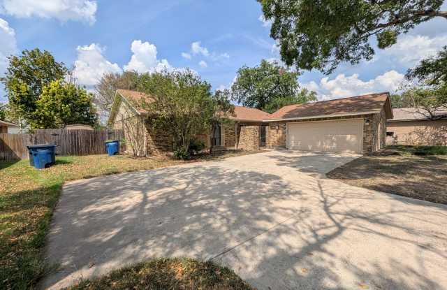 Summerwood Neighborhood / Access to River  Park & Tennis Courts / Fridge / Fenced in Backyard / CISD Gallery 1