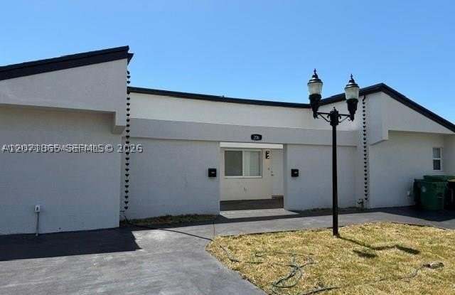 206 NE 1st Ct Gallery 1