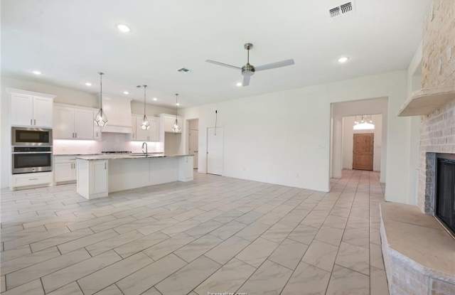 2900 Bombay Court Gallery 4