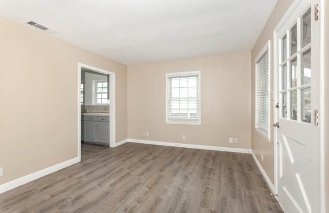 1323 N Beachwood Dr. Gallery 4