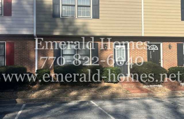READY NOW! Beautiful townhome! 2 bedroom 2.5 bathroom in Snellville - 2130 Kings Gate Circle Southwest, Snellville, GA 30078