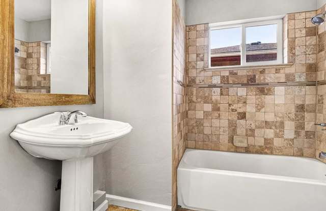 Huge room in a large shared home, private bathroom, great neighborhood, friendly roommates! photos photos