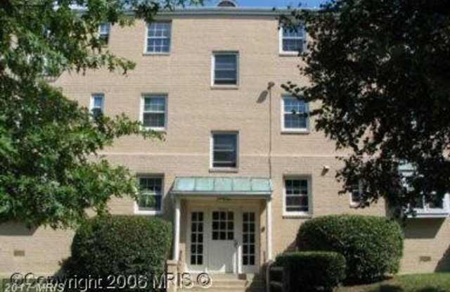Top-Floor 2BR Unit with Prime Location Near Metro and Seven Corners - 2902 Willston Place, Seven Corners, VA 22044