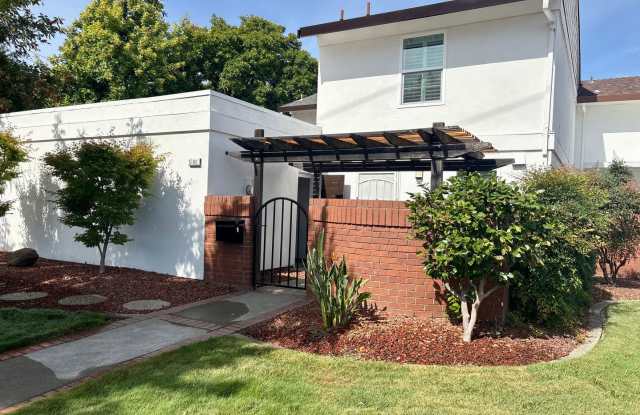Renovated 2-Bed/1.5 Bath Condo in Pocket Gallery 1