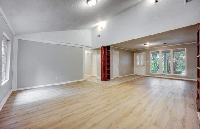 Freshly Updated 3 Bedroom House Gallery 3
