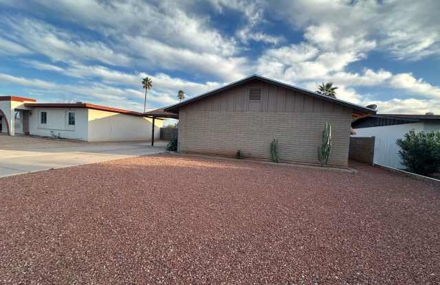 Charming 3 Bed 2 Bath home in Tempe with 2 car garage and big backyard photos photos