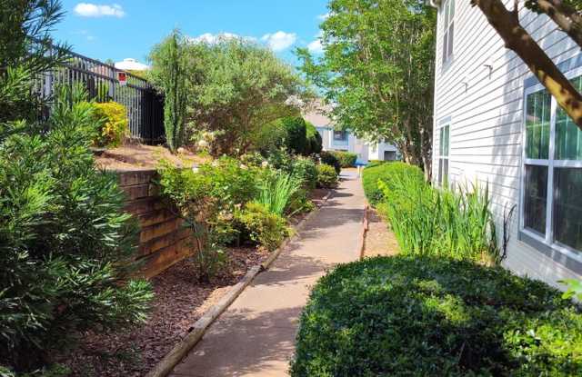 Beautiful 3 bedroom condo overlooking pool! Gallery 1