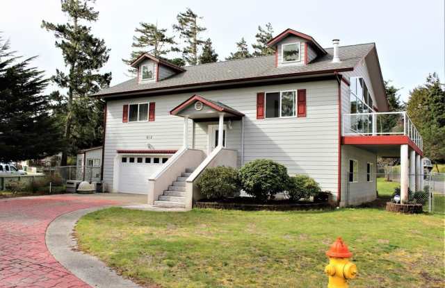812 Lakeshore - 3bdrm Pet Friendly Home - 812 Lakeshore Drive, Coos Bay, OR 97420