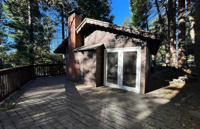 Cozy 2 Bedroom 1 Bathroom Home In Crestline! - 23796 Skyland Drive, Crestline, CA 92325