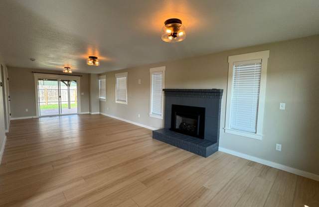 Beautiful 3bdrm/2.5bath Home- Near Cal Young Road Gallery 4