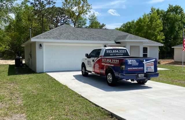 Custom Home - Desirable SE Ocala Neighborhood 3/2/2 **Won't Last** Gallery 4