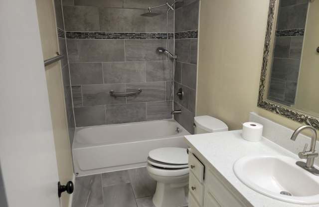 Great 2 Bedroom 2 Bathroom Downstairs Unit! Call today Gallery 4