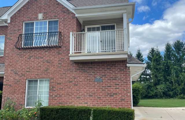 Shelby Twp 2-Bedroom,2-Bath, attached garage with balcony. Updated Kitchen! photos photos