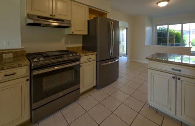 Move-In Ready Ranch Condo with Basement & Prime Location Gallery 4