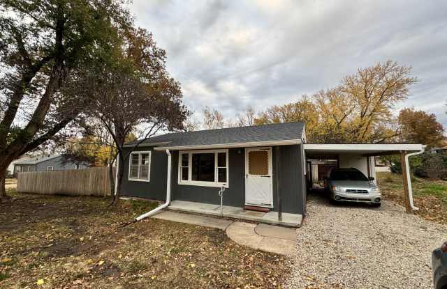 3 Bedroom Home in Excellent West Side Location! - 2000 Parkway Drive, Manhattan, KS 66502