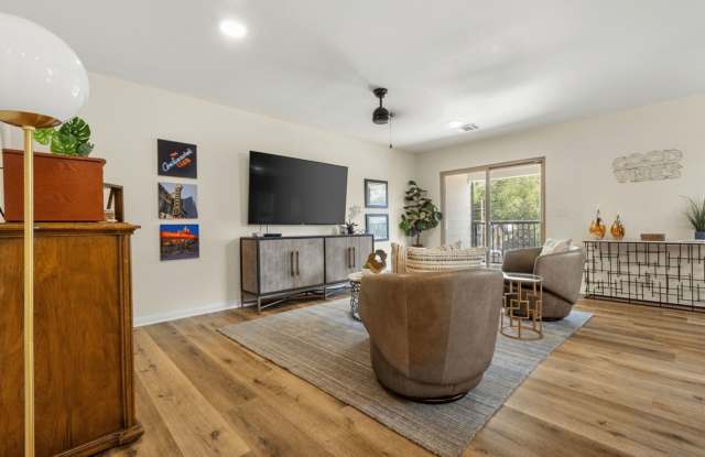 FULLY FURNISHED 3/3 Townhome in Bobcat Village! photos photos