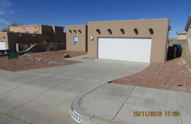 BEAUTIFUL HOME, LOCATED OFF OF ROADRUNNER!! Gallery 3