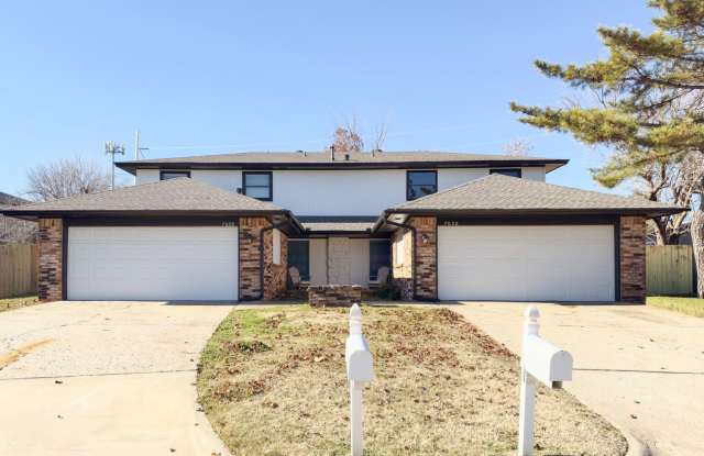 Updated 3-Bedroom, 2-Bathroom Duplex with a Spacious Fenced Backyard! Gallery 4