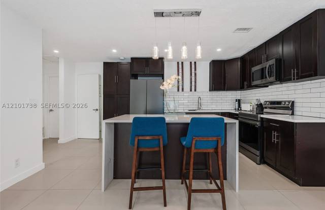 711 SW 14th Ct Gallery 4