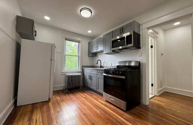 Charming 2-Bedroom Apartment in Lansdowne! Available NOW! Gallery 4
