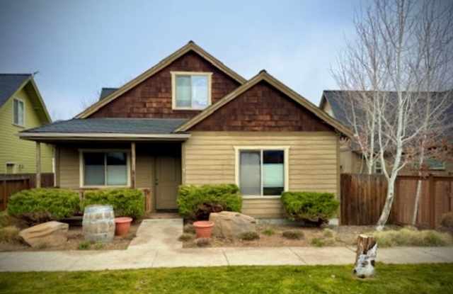 Custom 3-Bedroom with Fenced Yard in heart of Sisters! photos photos