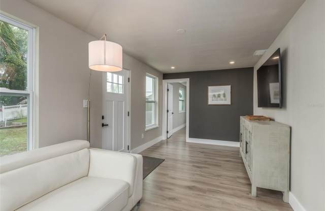4036 SUNRAY Drive Gallery 4