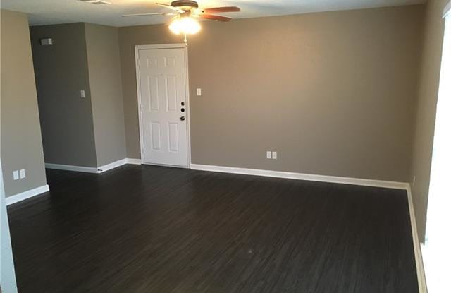 300 W Canton Street - 300 West Canton Street, Palmer, TX 75152