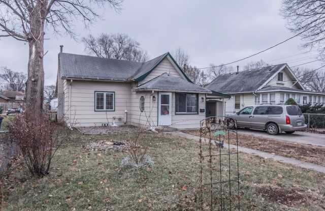 Spacious 3 bedroom with fenced in yard! photos photos