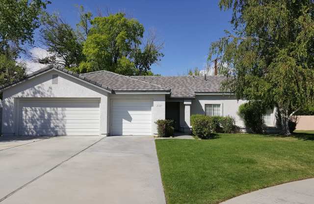 Home with a Great Neighborhood - 2325 Shoshone Drive, Dixon Lane-Meadow Creek, CA 93514