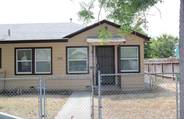 Recently Updated 2 Bedroom Duplex!!! - 220 East Ellis Street, Stockton, CA 95204