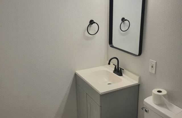 Spacious 4BR Duplex in Jefferson City Gallery 4
