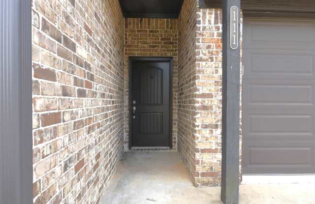 Limited Time Move-In Special: 1/2 Off One Month! Modern 3-Bedroom 2 Bath Duplex in South Tyler Gallery 4