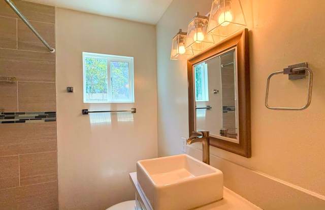 Bright & Beautiful Updated 1-Bedroom Upstairs Home Near the Beach & Sunset Cliffs Gallery 4