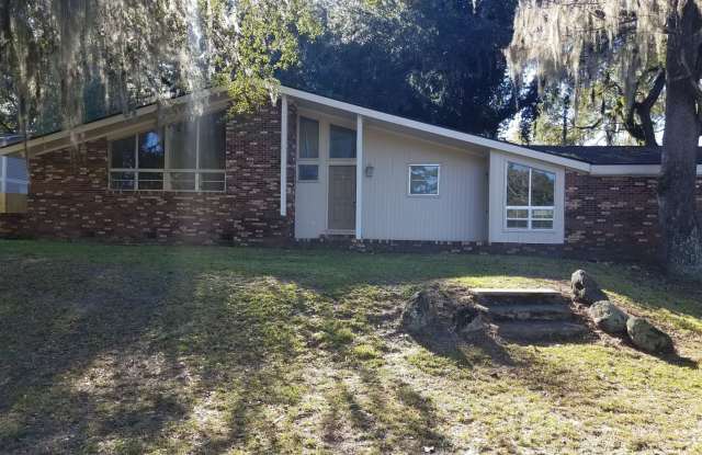 Charming 3BD/2BA Two-Story Home with Picturesque Pond Views in Lakeland photos photos