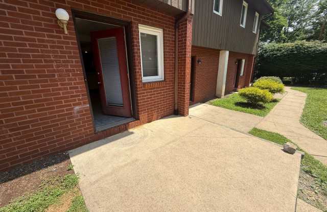 Biscayne/Sarasota 2 Bedroom Townhome on W. College Ave. Gallery 4